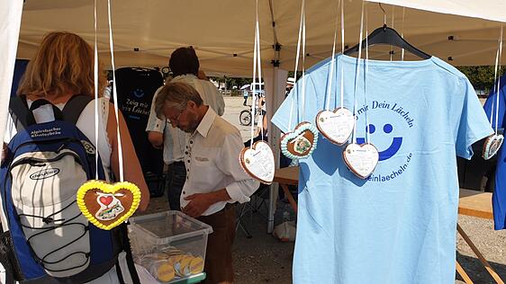 Skurril: Auf der Theresienwiese gibt es auch Demo-Souveniers zu kaufen.