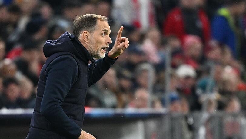 Münchens Trainer Thomas Tuchel gestikuliert an der Seitenlinie.