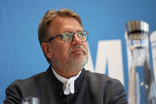 "Die Zukunft der Löwen liegt in Giesing": Auch Martin Gräfer, Boss von Hauptsponsor "die Bayerische", ist vom Löwen-Aufschwung überzeugt. "Die Zukunft der Löwen liegt in Giesing": Auch Martin Gräfer, Boss von Hauptsponsor "die Bayerische", ist vom Löwen-Aufschwung überzeugt.