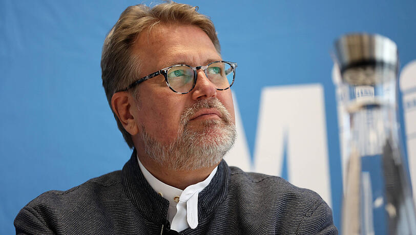 "Die Zukunft der Löwen liegt in Giesing": Auch Martin Gräfer, Boss von Hauptsponsor "die Bayerische", ist vom Löwen-Aufschwung überzeugt. "Die Zukunft der Löwen liegt in Giesing": Auch Martin Gräfer, Boss von Hauptsponsor "die Bayerische", ist vom Löwen-Aufschwung überzeugt.