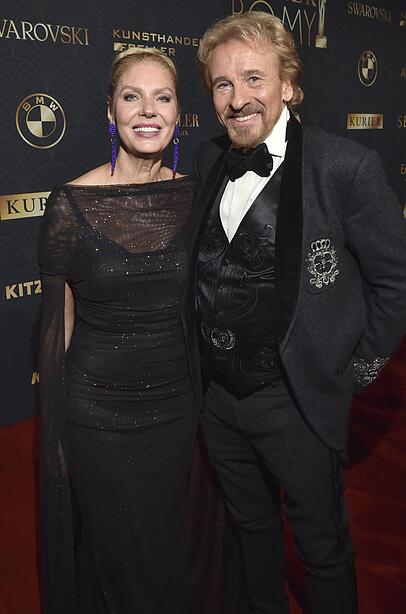 In guten wie in schlechten Tagen: Ehefrau Karina Mroß unterstützt Thomas Gottschalk. In guten wie in schlechten Tagen: Ehefrau Karina Mroß unterstützt Thomas Gottschalk.