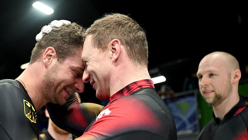 Herzlichen Gl&uuml;ckwunsch: Francesco Friedrich gratuliert Johannes Lochner.