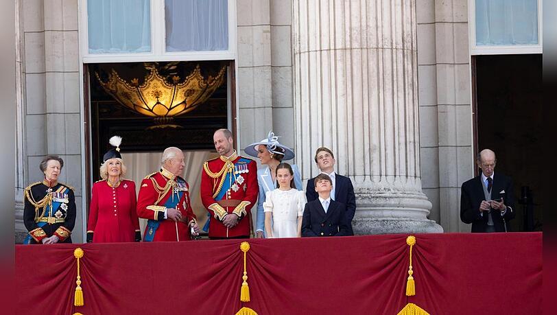 Während die anderen Royals miteinander quatschten, zückte der Herzog von Kent (rechts) auf dem Palastbalkon plötzlich sein Handy, Während die anderen Royals miteinander quatschten, zückte der Herzog von Kent (rechts) auf dem Palastbalkon plötzlich sein Handy,