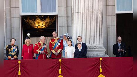 W&auml;hrend die anderen Royals miteinander quatschten, z&uuml;ckte der Herzog von Kent (rechts) auf dem Palastbalkon pl&ouml;tzlich sein Handy,