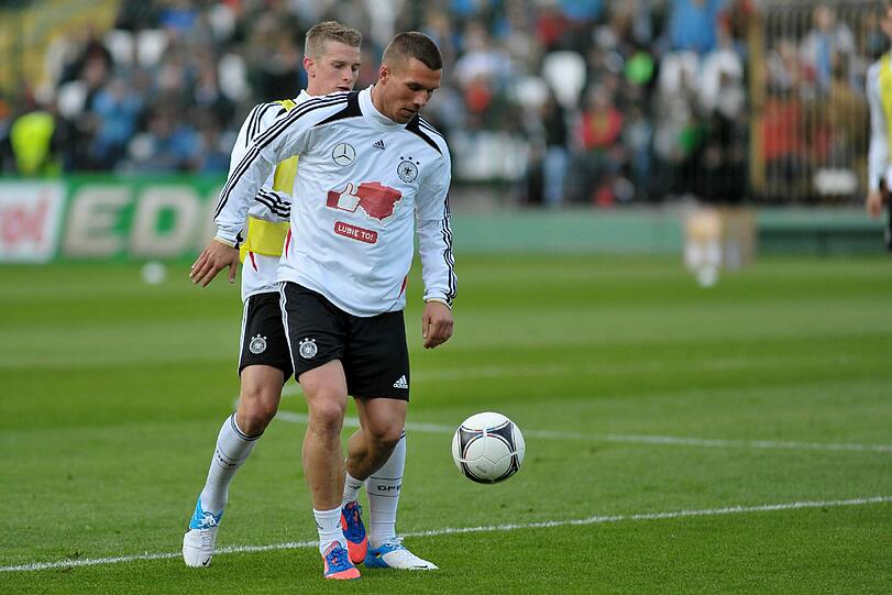 "Dankeschön, Polen" und "Gefällt mir" auf Polnisch - mit 11.000 Fans gerät das erste DFB-Training in Polen zum herzlichen Willkommensfest - und zur Geburtstagsparty für Lukas Podolski.