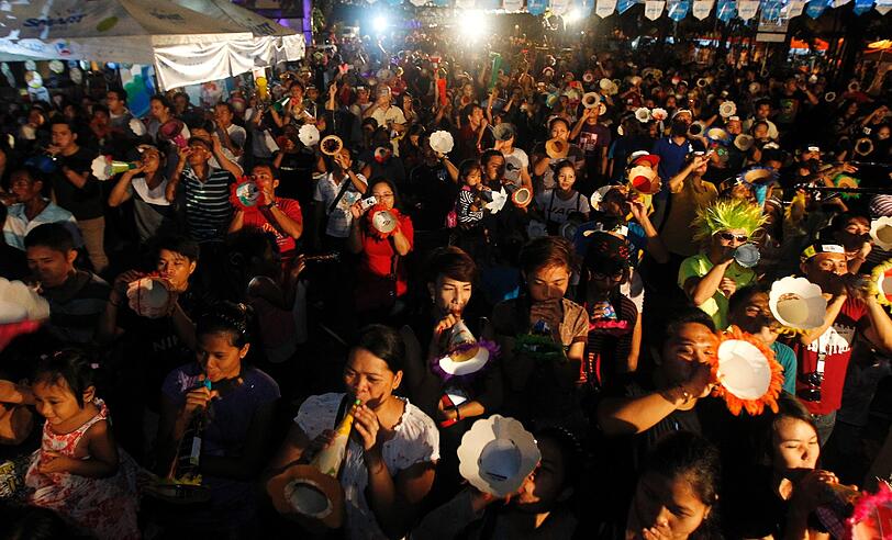 Mit einem Weltrekord ins neue Jahr: In Davao City in den südlichen Philippinen wird der Rekord für die meisten SimultanTröter aufgestellt.