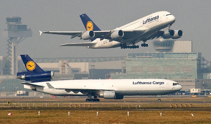 Nach den Piloten sind es jetzt die Flugbegleiter, die wegen geplanter Einschnitte bei ihren Betriebs- und Übergangsrenten mit einem Arbeitskampf drohen.
