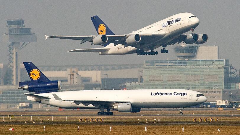 Nach den Piloten sind es jetzt die Flugbegleiter, die wegen geplanter Einschnitte bei ihren Betriebs- und Übergangsrenten mit einem Arbeitskampf drohen. Nach den Piloten sind es jetzt die Flugbegleiter, die wegen geplanter Einschnitte bei ihren Betriebs- und Übergangsrenten mit einem Arbeitskampf drohen.
