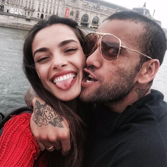 Die hübsche Joana Sanz drückt Rechtsverteidiger Dani Alves die Daumen.