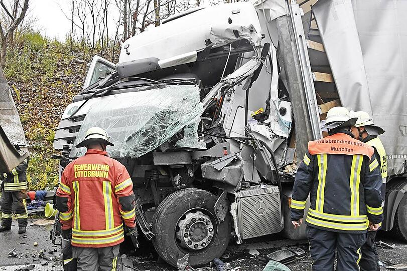 Ein Sattelzug rast ins Stauende. Der Fahrer hat einen Schutzengel. Die Bilder vom Unfall.