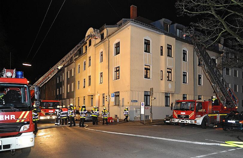 In diesem Haus in der Clemensstraße brach gegen 23 Uhr das Feuer aus.