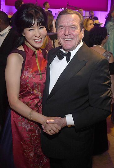 Seit 2018 verheiratet: Gerhard Schröder (76) und seine Frau Soyeon (48) trennen 28 Jahre.