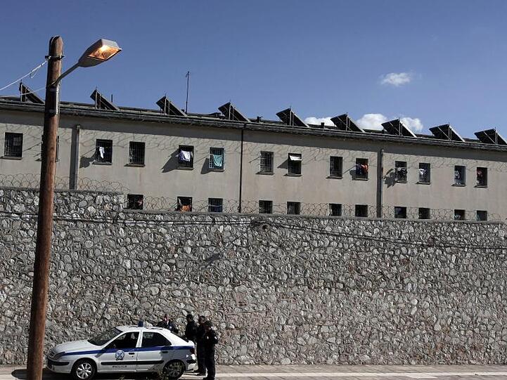 Polizeibeamte stehen vor dem zentralen griechischen Gefängnis Korydallos nahe Athen. Dorthin soll der auf Mykonos verhaftete Mann gebracht worden sein.