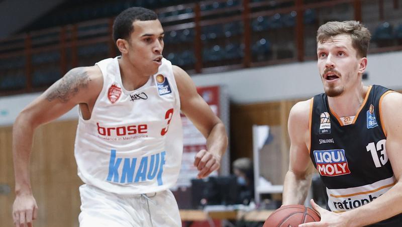 Tyson Ward (l) von Würzburg in Aktion gegen Andreas Obst von Ulm.