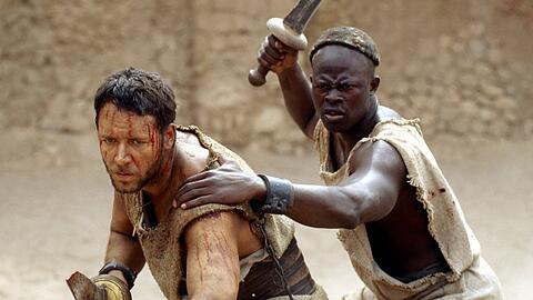 Im ersten "Gladiator" spielte Russell Crowe (li.) mit dem römischen Feldherrn Maximus Decimus Meridius die Hauptrolle, die ihm einen Oscar einbrachte.