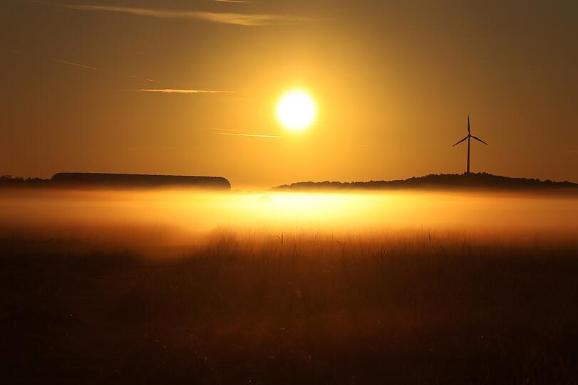 Morgen-Zauber auf dem Teil der Fröttmaninger Heide, die Panzerwiese genannt wird: Morgennebel, Müllberg, Windradl und Arena schälen sich heraus.