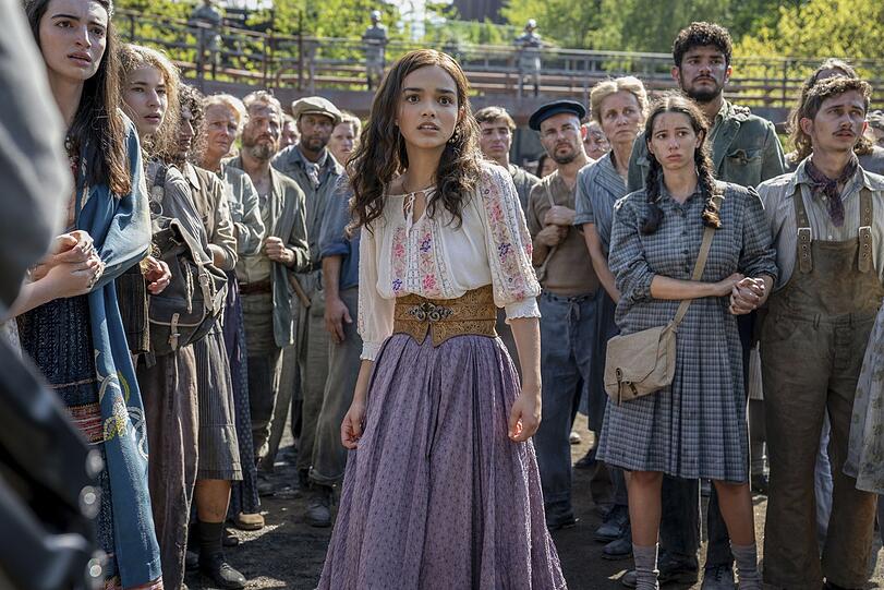 Lucy Gray (Rachel Zegler) zieht für den verarmten Distrikt 12 in die Hungerspiele ein.