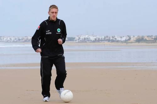 Als Hamburger Jung' liebt er das Wasser:  Kleeblatt-Neuzugang am Strand von Chiclana am Strand bei der  Ballarbeit im Sand.