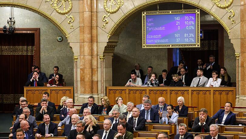 Ungarns Parlament hat eine Verfassungsänderung beschlossen, der zufolge der Mensch ausschließlich als Mann oder Frau definiert wird.