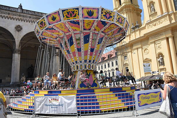 Auf dem Odeonsplatz findet man auch das Kinderparadies mit einem Kettenkarussell. Auf dem Odeonsplatz findet man auch das Kinderparadies mit einem Kettenkarussell.