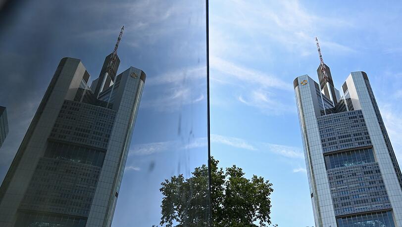 Stellenabbau und steigende Gewinne sollen der Commerzbank die Eigenständigkeit bewahren. (Archivbild)