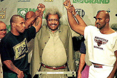 Box-lgende Evander Holyfield (r.), hier im Jahre 1997 mit Mike Tyson (l.) und Promoter Don King.