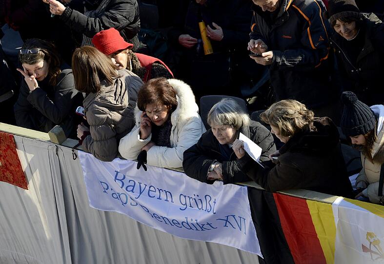 Zahlreiche Pilger aus Bayern warten vor dem Petersdom auf die Audienz des Papstes.