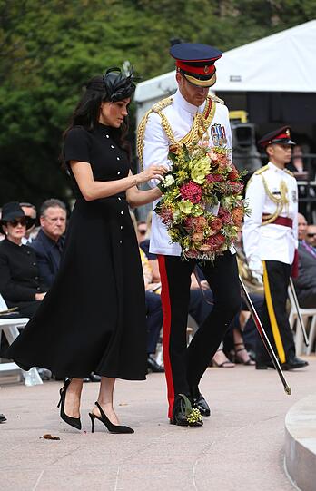 Prinz Harry und seine Frau Meghan nehmen an der Eröffnung des Anzac Memorials im Hyde Park am fünften Tag ihrer Australienreise teil und legen einen Blumenkranz nieder.
