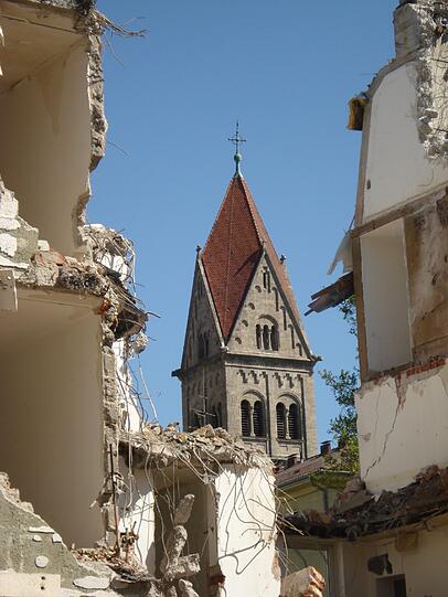 Abbruch trifft auf Stetigkeit: Die Baustelle macht den Blick auf die Kirche St. Benno frei.