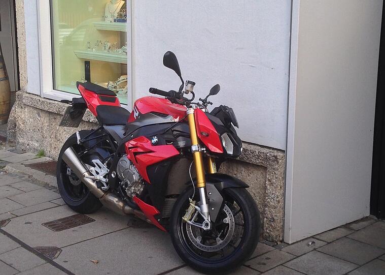 Steht es im Weg? Ein Motorrad vor einem Geschäft in der Dienerstraße.