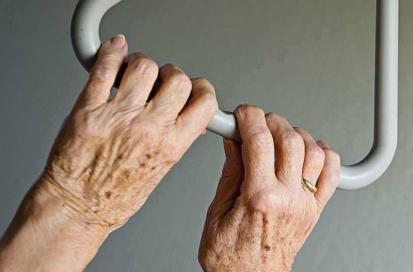 Zwei Wochen wurde die Frau im Krankenhaus behandelt. Am Sonntag verstarb sie an den Folgen des Sturzes. (Symbolbild)