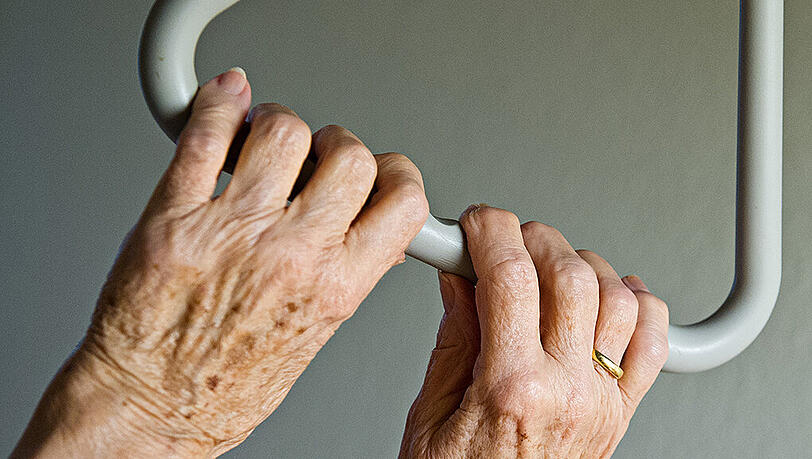 Zwei Wochen wurde die Frau im Krankenhaus behandelt. Am Sonntag verstarb sie an den Folgen des Sturzes. (Symbolbild) Zwei Wochen wurde die Frau im Krankenhaus behandelt. Am Sonntag verstarb sie an den Folgen des Sturzes. (Symbolbild)