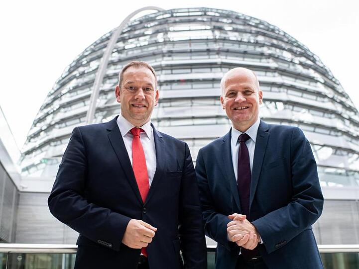 Unionsfraktionschef Ralph Brinkhaus (r) und der verteidigungspolitische Sprecher, Henning Otte, auf einer Terasse des Bundestags.