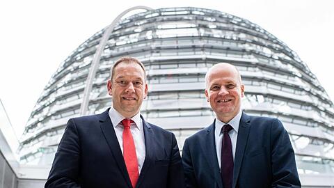 Unionsfraktionschef Ralph Brinkhaus (r) und der verteidigungspolitische Sprecher, Henning Otte, auf einer Terasse des Bundestags.