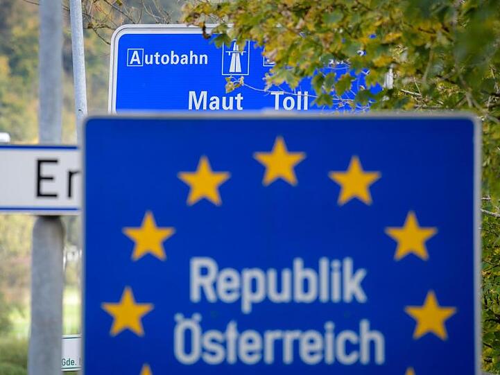 Ein Schild weist an der Autobahn bei Kufstein in Tirol auf die in Österreich geltende Maut hin.