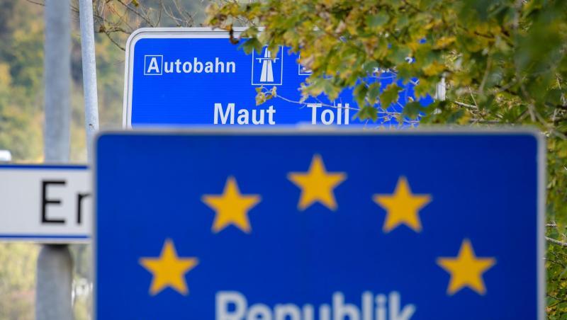Ein Schild weist an der Autobahn bei Kufstein in Tirol auf die in Österreich geltende Maut hin. Ein Schild weist an der Autobahn bei Kufstein in Tirol auf die in Österreich geltende Maut hin.