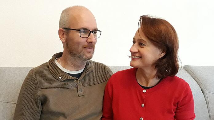 Martin und Ursula Batz schauen sich auch manchmal "dahoam" ihr Dialekt-Lehrbuch an.