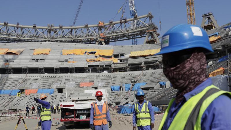 Bauarbeiter arbeiten am Lusail-Stadion, einem der Stadien der WM 2022.