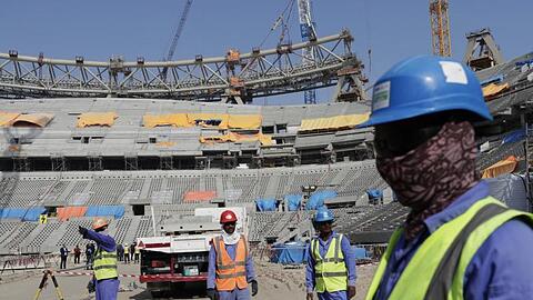 Bauarbeiter arbeiten am Lusail-Stadion, einem der Stadien der WM 2022.