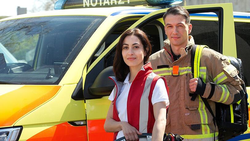 "Die Notärztin": Zwischen Notärztin Dr. Nina Haddad (Sabrina Amali) und Feuerwehrmann Markus Probst (Max Hemmersdorfer) knistert es.