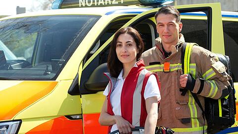"Die Notärztin": Zwischen Notärztin Dr. Nina Haddad (Sabrina Amali) und Feuerwehrmann Markus Probst (Max Hemmersdorfer) knistert es.