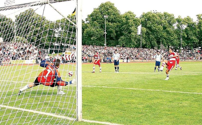 Sein allererstes Tor für die Bayern: Luca Toni trifft im Sommer 2007 im Testkick gegen den FT Gern vor prall gefüllten Tribünen im Dantestadion.