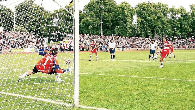 Sein allererstes Tor für die Bayern: Luca Toni trifft im Sommer 2007 im Testkick gegen den FT Gern vor prall gefüllten Tribünen im Dantestadion. Sein allererstes Tor für die Bayern: Luca Toni trifft im Sommer 2007 im Testkick gegen den FT Gern vor prall gefüllten Tribünen im Dantestadion.