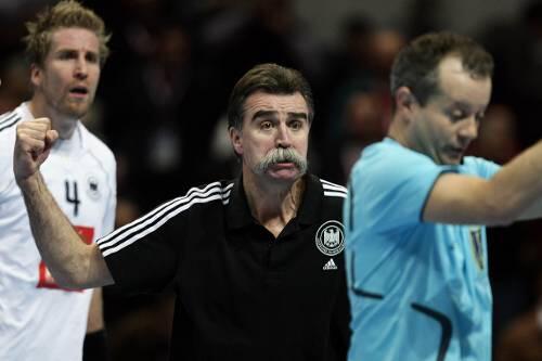 Fuchsteufelswild droht Bundestrainer Heiner Brand dem Schiri mit der Faust.