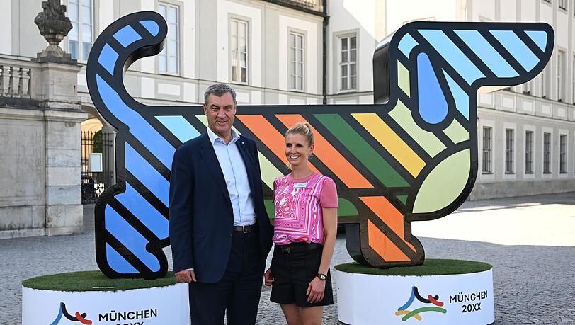 Bayerns Ministerpräsident Markus Söder und Dressur-Olympiasiegerin Jessica von Bredlow-Werndl werben für München. Bayerns Ministerpräsident Markus Söder und Dressur-Olympiasiegerin Jessica von Bredlow-Werndl werben für München.