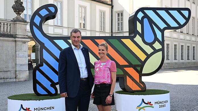 Bayerns Ministerpr&auml;sident Markus S&ouml;der und Dressur-Olympiasiegerin Jessica von Bredlow-Werndl werben f&uuml;r M&uuml;nchen.