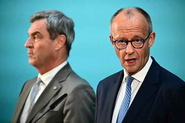 Ersetzt der eine vielleicht irgendwann doch den anderen? Markus S&ouml;der (l., CSU), Ministerpr&auml;sident von Bayern, und Bundeskanzler Friedrich Merz (CDU).