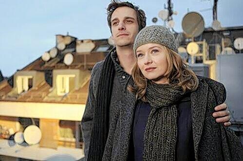 Über den Dächern von München kommen sich Florian (Max von Thun) und Lucia (Stefanie Stappenbeck) langsam näher.