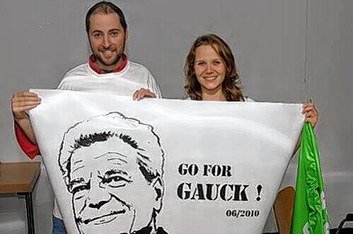 Mit einem Pop-Star-Poster für Joachim Gauck: Nikolaus Hoenning und Hanna Sammüller, die beiden Vorsitzenden der Grünen in München.