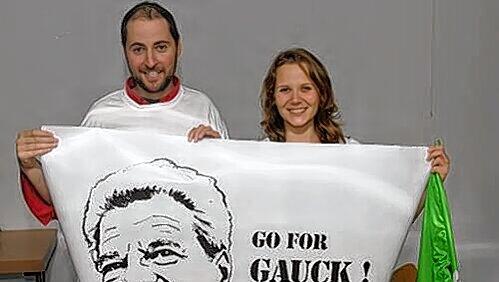 Mit einem Pop-Star-Poster für Joachim Gauck: Nikolaus Hoenning und Hanna Sammüller, die beiden Vorsitzenden der Grünen in München. Mit einem Pop-Star-Poster für Joachim Gauck: Nikolaus Hoenning und Hanna Sammüller, die beiden Vorsitzenden der Grünen in München.